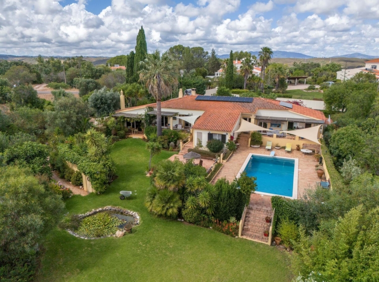 FANTASTIC 4 BEDROOM VILLA WITH POOL IN COLINAS VERDES, LAGOS