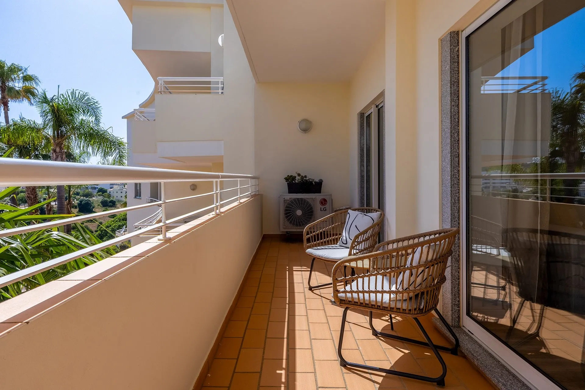 PRESTIGIOUS ONE BEDROOM APARTEMENT WITH SEA VIEW RIGHT IN FRONT OF PORTO DO MOS BEACH IN LAGOS 11