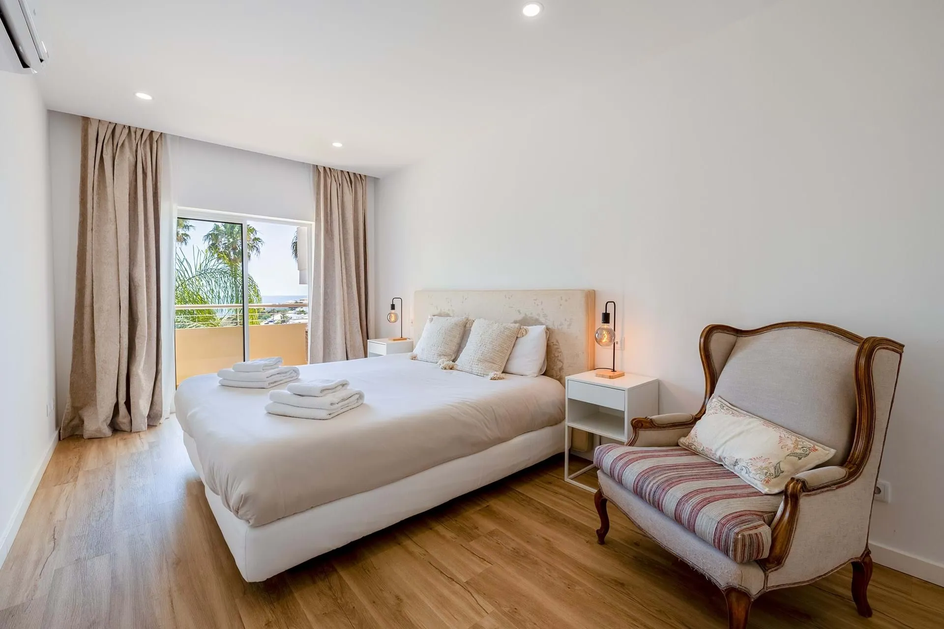 PRESTIGIOUS ONE BEDROOM APARTEMENT WITH SEA VIEW RIGHT IN FRONT OF PORTO DO MOS BEACH IN LAGOS 15