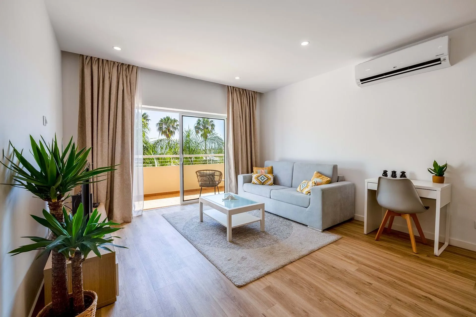 PRESTIGIOUS ONE BEDROOM APARTEMENT WITH SEA VIEW RIGHT IN FRONT OF PORTO DO MOS BEACH IN LAGOS 2