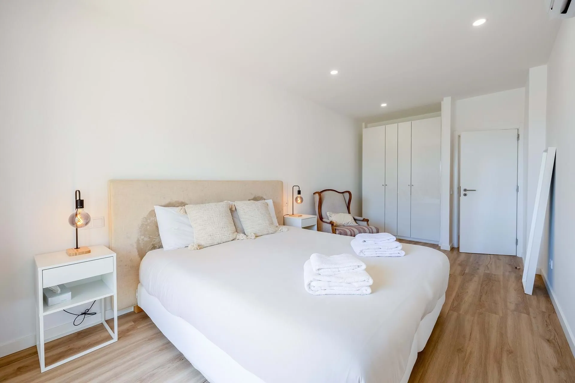 PRESTIGIOUS ONE BEDROOM APARTEMENT WITH SEA VIEW RIGHT IN FRONT OF PORTO DO MOS BEACH IN LAGOS 20