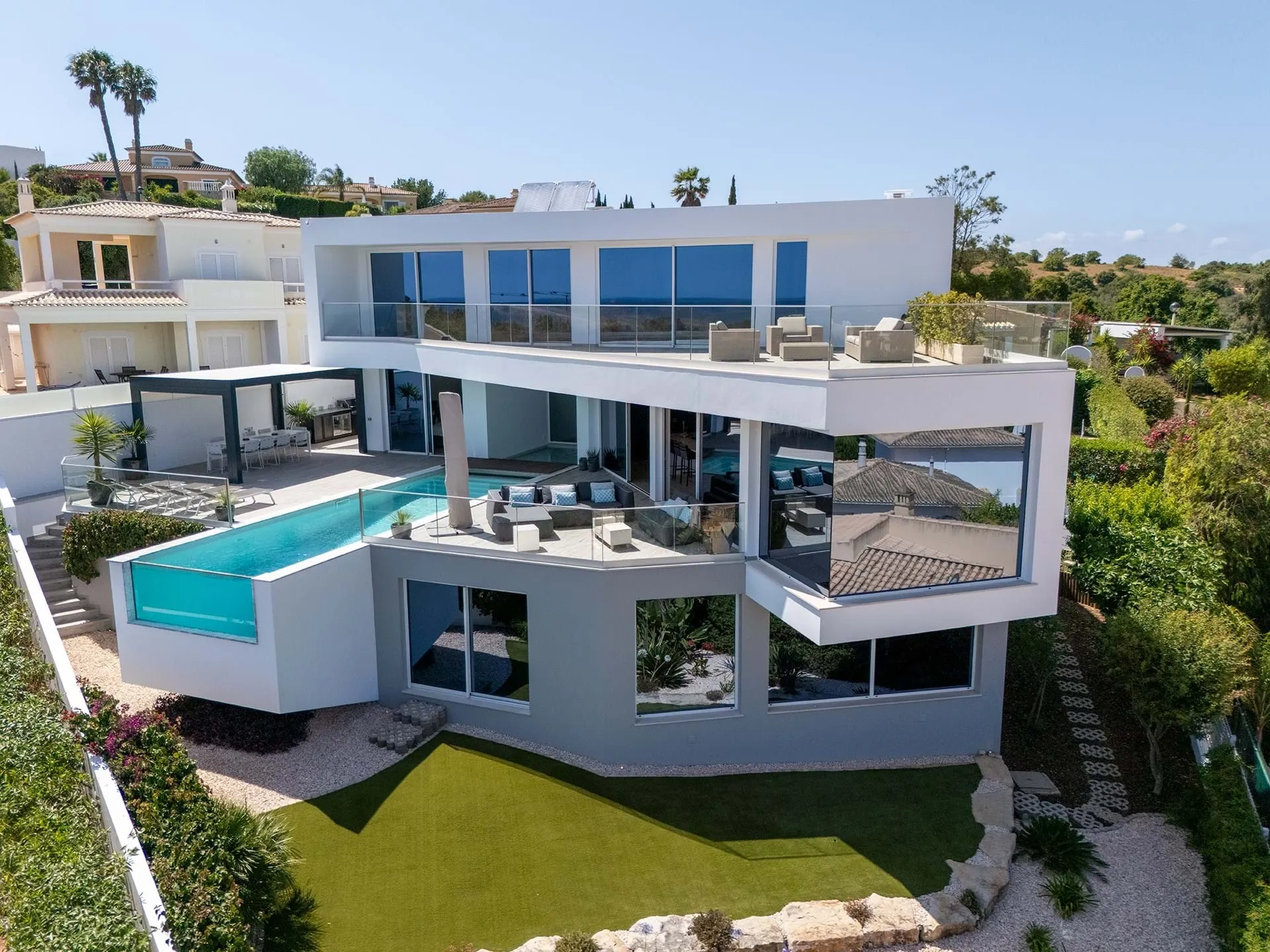 EXCEPTIONAL CONTEMPORARY 4-BEDROOM VILLA WITH INFINITY POOL IN VALE DA LAMA – LAGOS 1