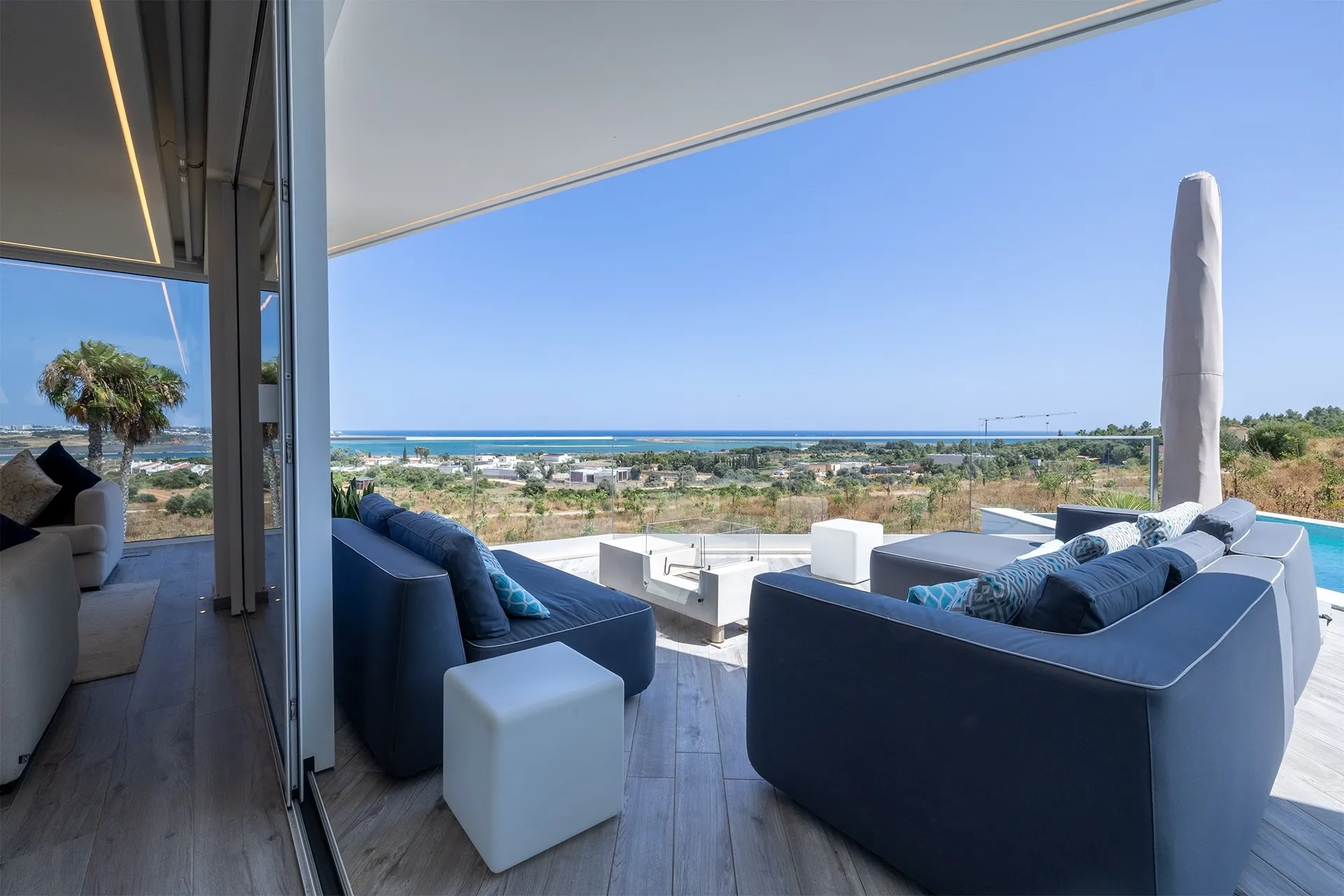 EXCEPTIONAL CONTEMPORARY 4-BEDROOM VILLA WITH INFINITY POOL IN VALE DA LAMA – LAGOS 17