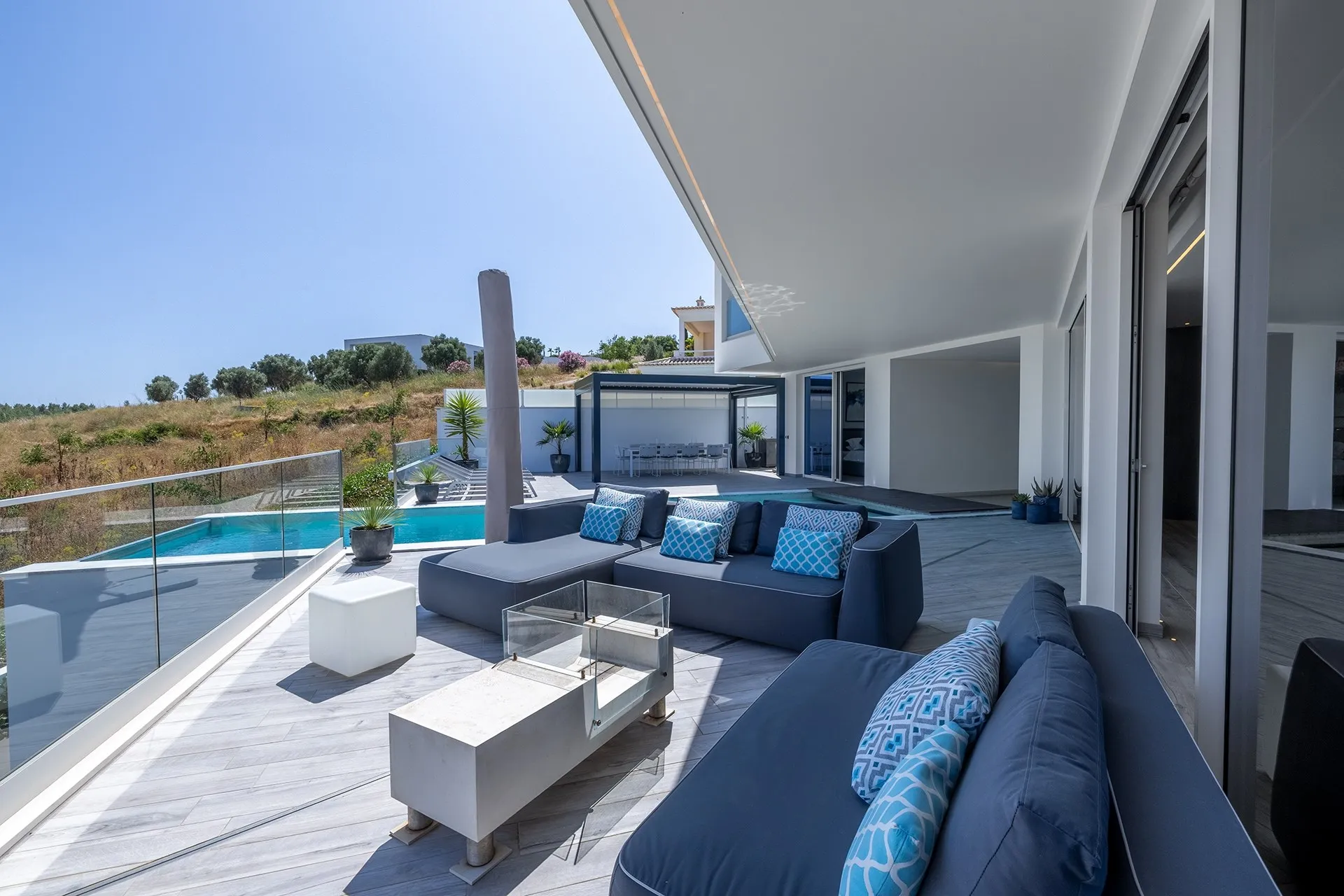 EXCEPTIONAL CONTEMPORARY 4-BEDROOM VILLA WITH INFINITY POOL IN VALE DA LAMA – LAGOS 18