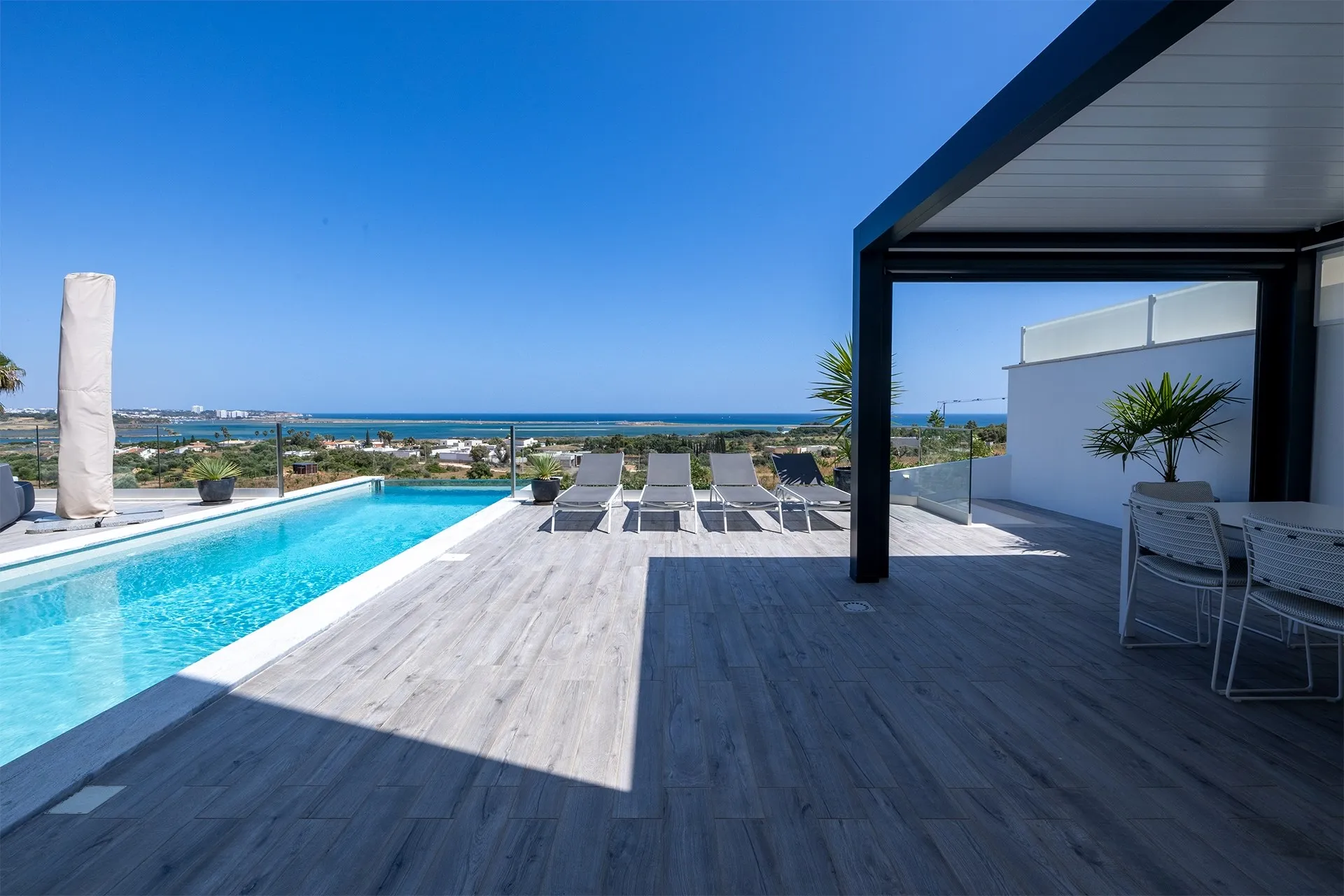 EXCEPTIONAL CONTEMPORARY 4-BEDROOM VILLA WITH INFINITY POOL IN VALE DA LAMA – LAGOS 21