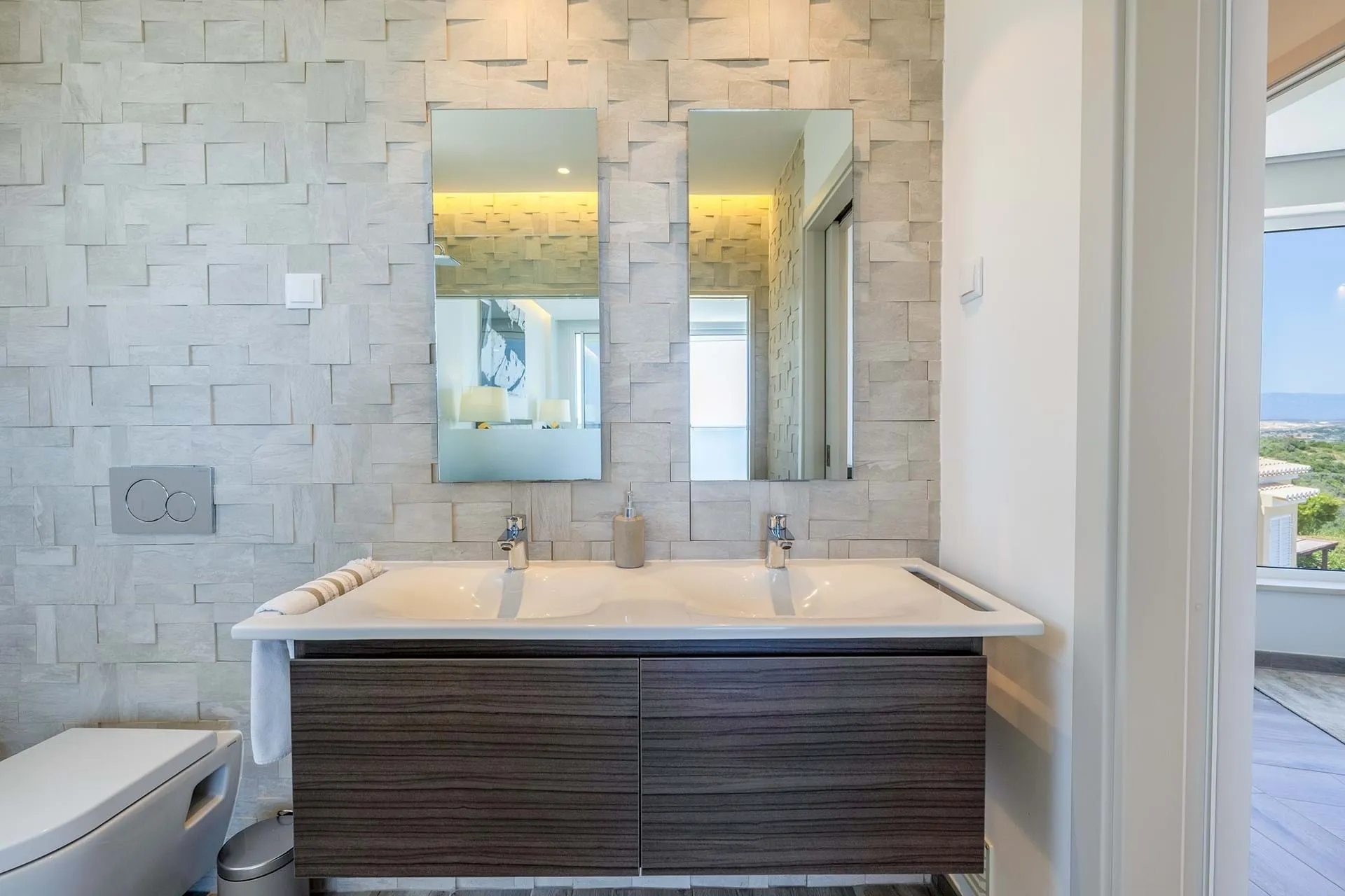 EXCEPTIONAL CONTEMPORARY 4-BEDROOM VILLA WITH INFINITY POOL IN VALE DA LAMA – LAGOS 31
