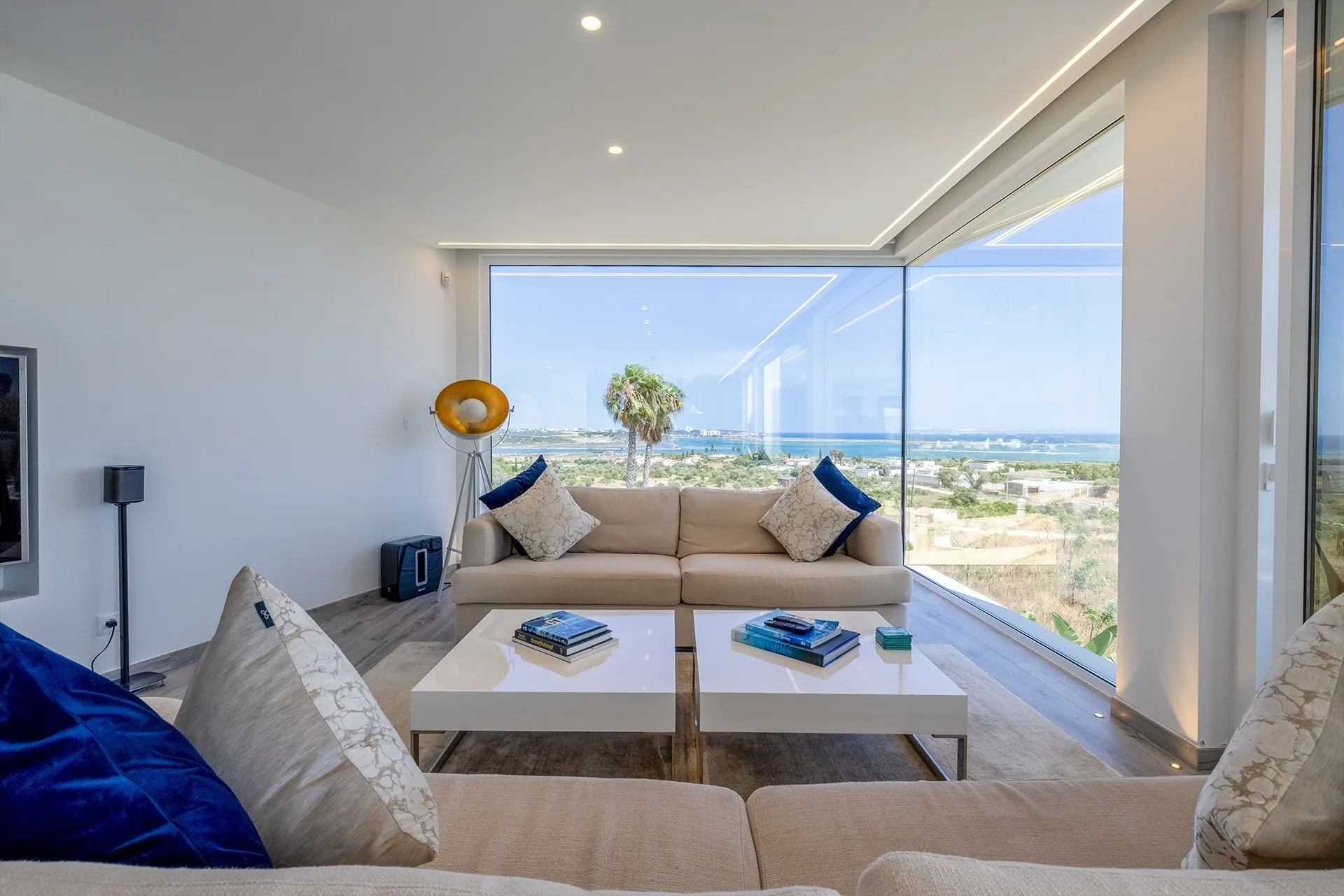 EXCEPTIONAL CONTEMPORARY 4-BEDROOM VILLA WITH INFINITY POOL IN VALE DA LAMA – LAGOS 4