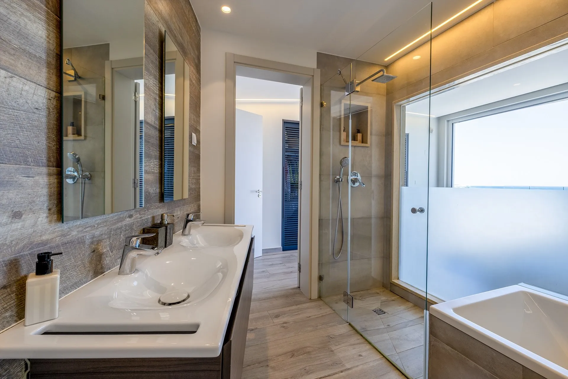 EXCEPTIONAL CONTEMPORARY 4-BEDROOM VILLA WITH INFINITY POOL IN VALE DA LAMA – LAGOS 43