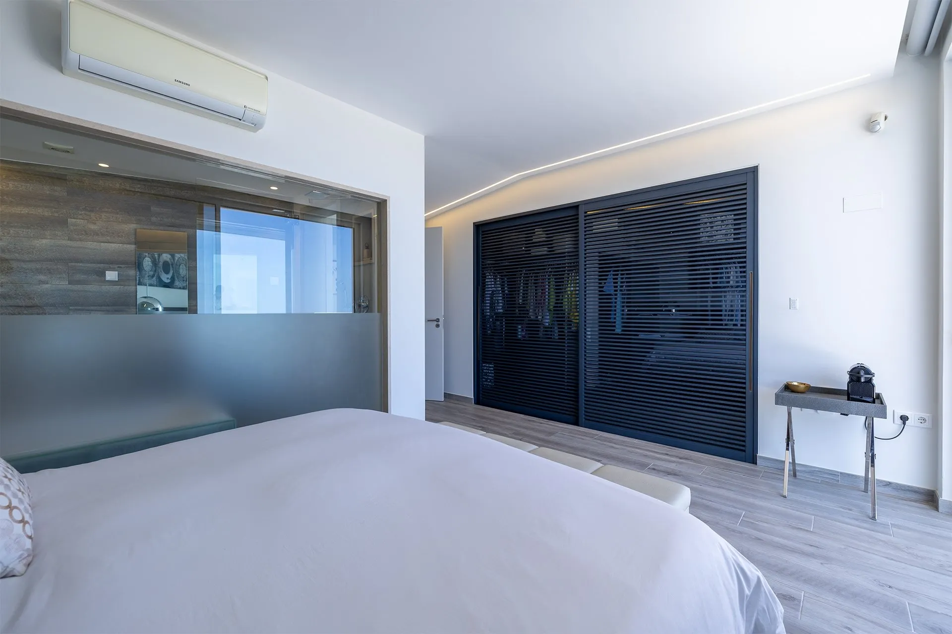 EXCEPTIONAL CONTEMPORARY 4-BEDROOM VILLA WITH INFINITY POOL IN VALE DA LAMA – LAGOS 44