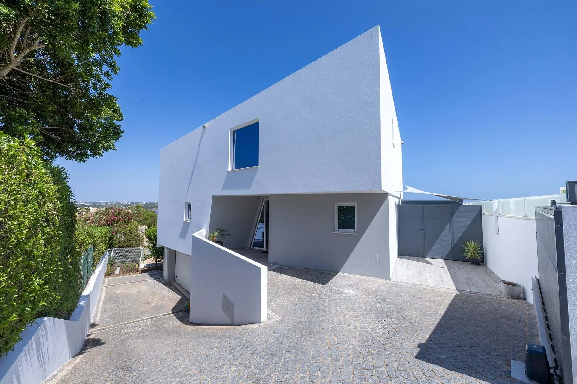 EXCEPTIONAL CONTEMPORARY 4-BEDROOM VILLA WITH INFINITY POOL IN VALE DA LAMA – LAGOS 54