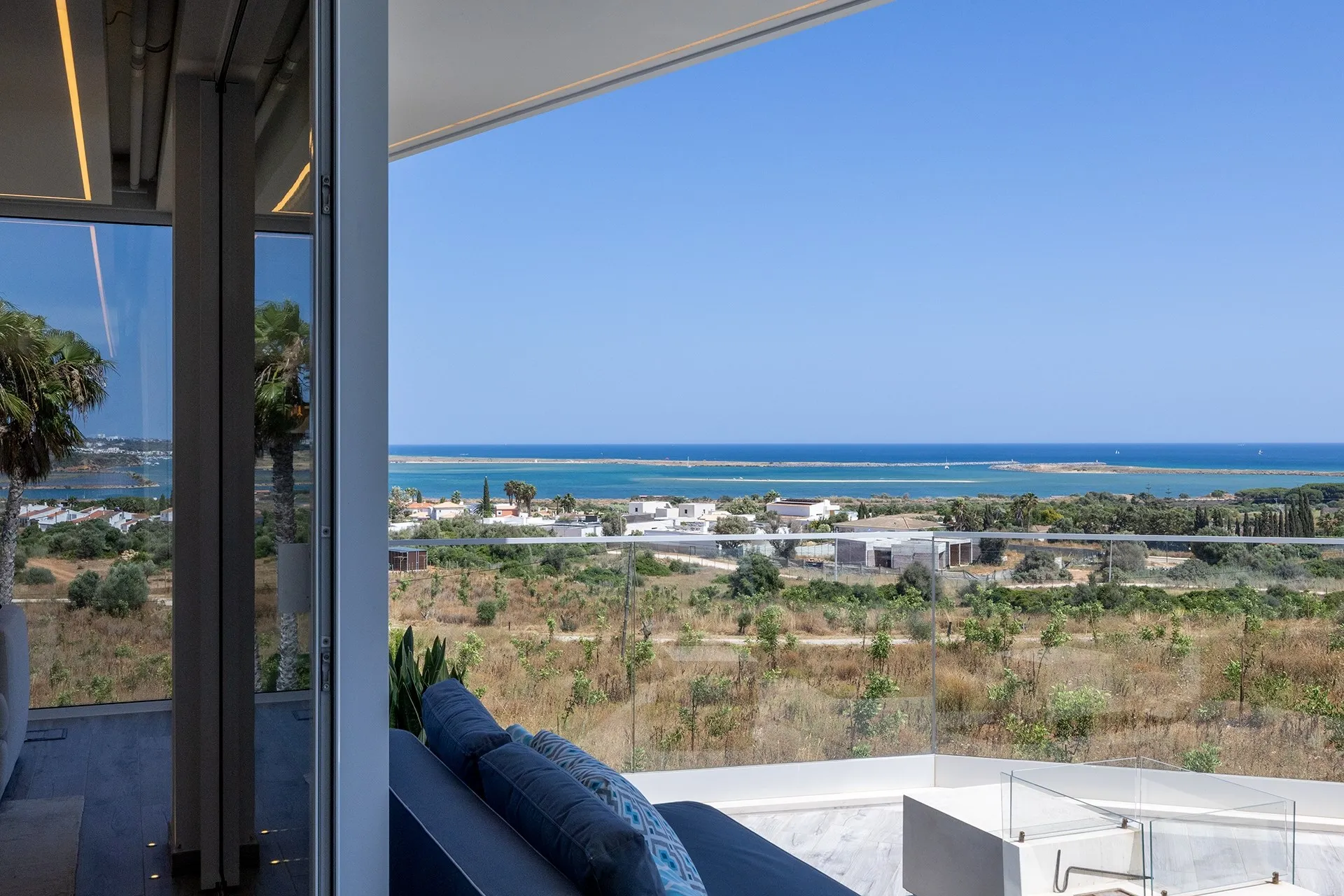 EXCEPTIONAL CONTEMPORARY 4-BEDROOM VILLA WITH INFINITY POOL IN VALE DA LAMA – LAGOS 7