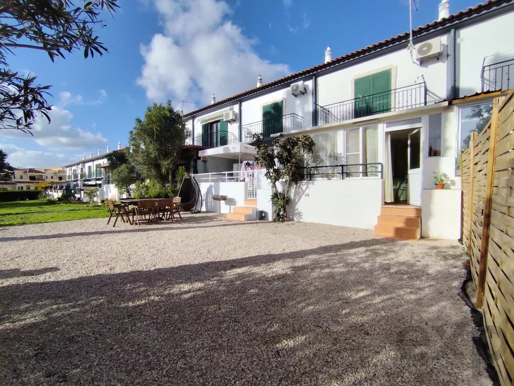 3+1 Schlafzimmer Stadthaus mit Innenhof und Garage in Olhão