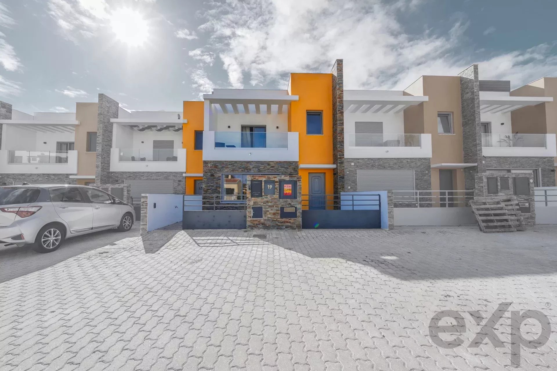 Moderne 3-Schlafzimmer-Villa mit Terrasse, Balkonen und Parkplatz in Quelfes – Olhão