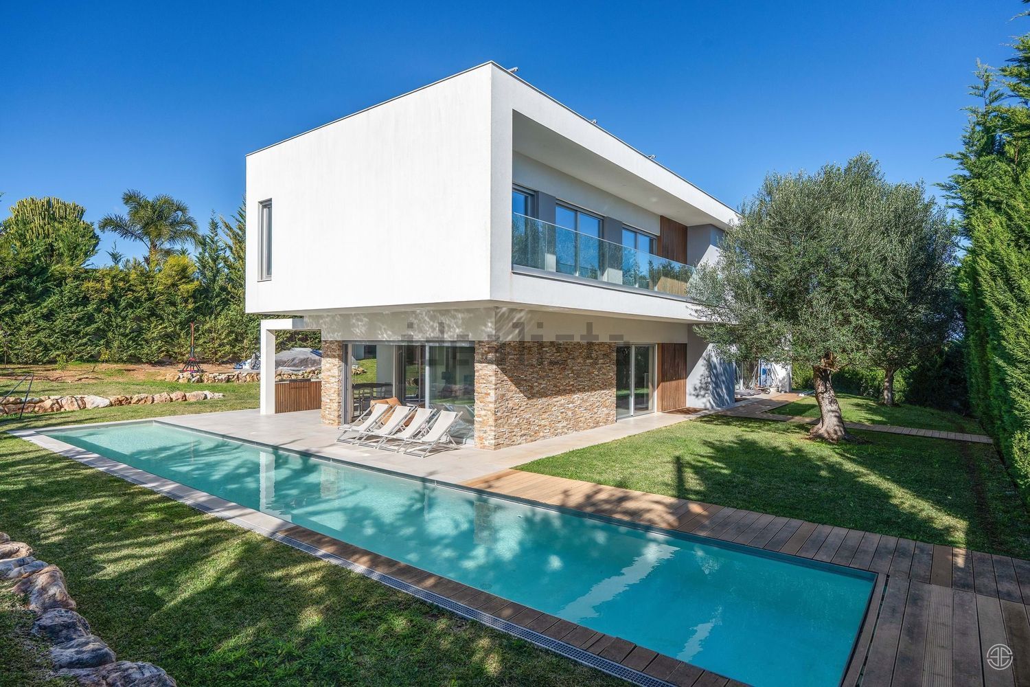 Prestigious Contemporary 4 Bedroom Villa with Swimming Pool in Lagos, Algarve Portugal