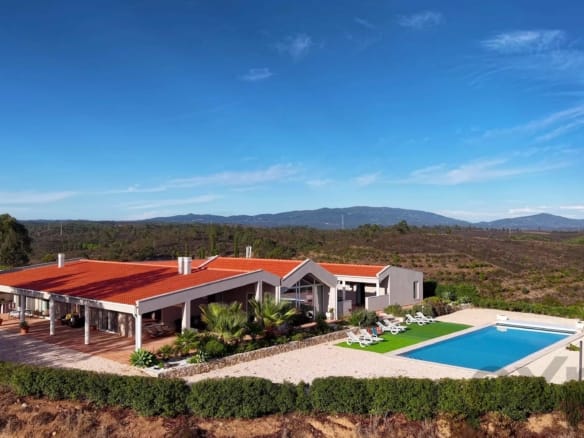 18.9 hectare estate with luxury villa with pool and lagoon