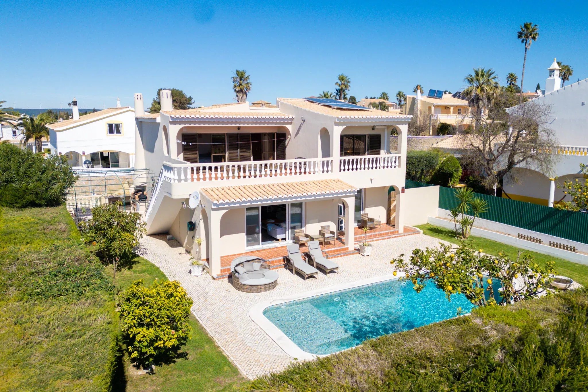 Turnkey Renovated 3-Bed Villa with South-Facing Pool in Montinhos da Luz