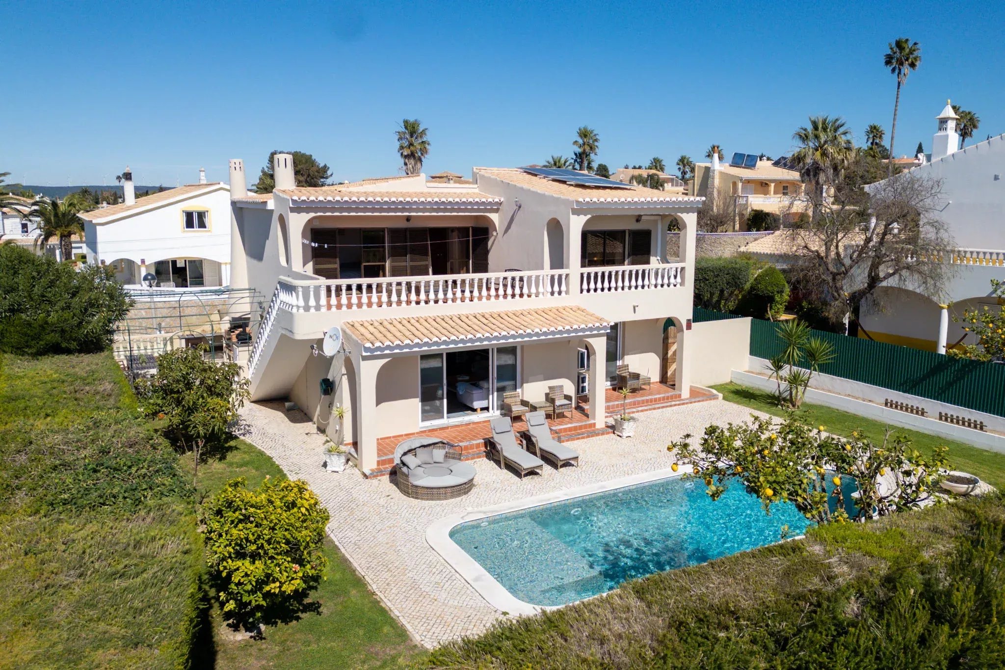 Turnkey Renovated 3-Bed Villa with South-Facing Pool in Montinhos da Luz