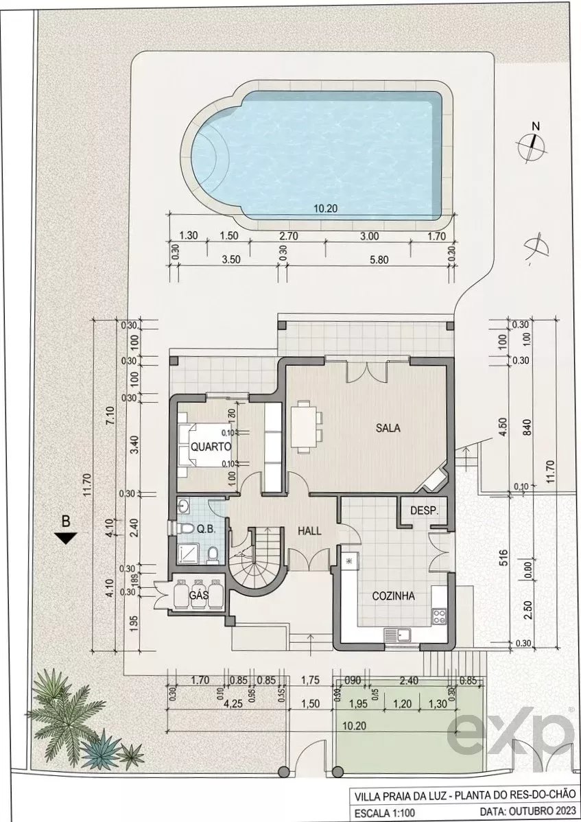Detailed floor plan of a villa showing a curved pool at the top, outdoor terrace, and interior rooms labeled Sala (living), Cozinha (kitchen), Quarto (bedroom), Hall and Desp. (pantry); includes dimensions and layout.