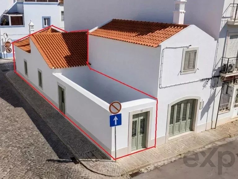 Charming House with Approved Reconstruction Project in Tavira Historic Centre