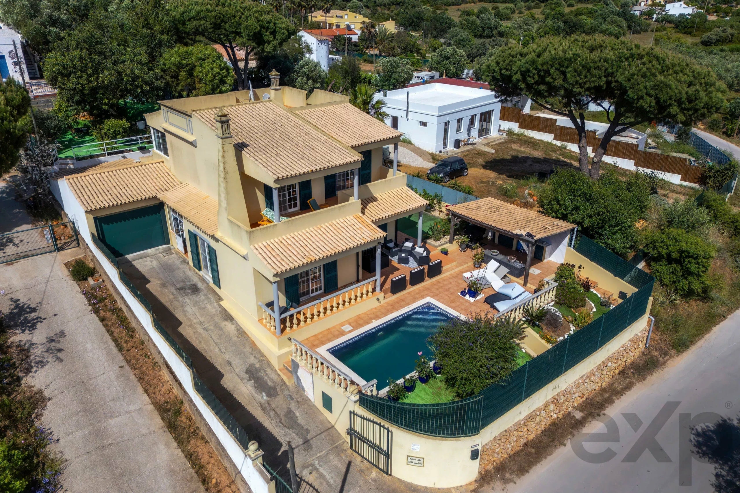 A fantastic, charming 4-bedroom villa with a garden and swimming pool on the outskirts of Olhão