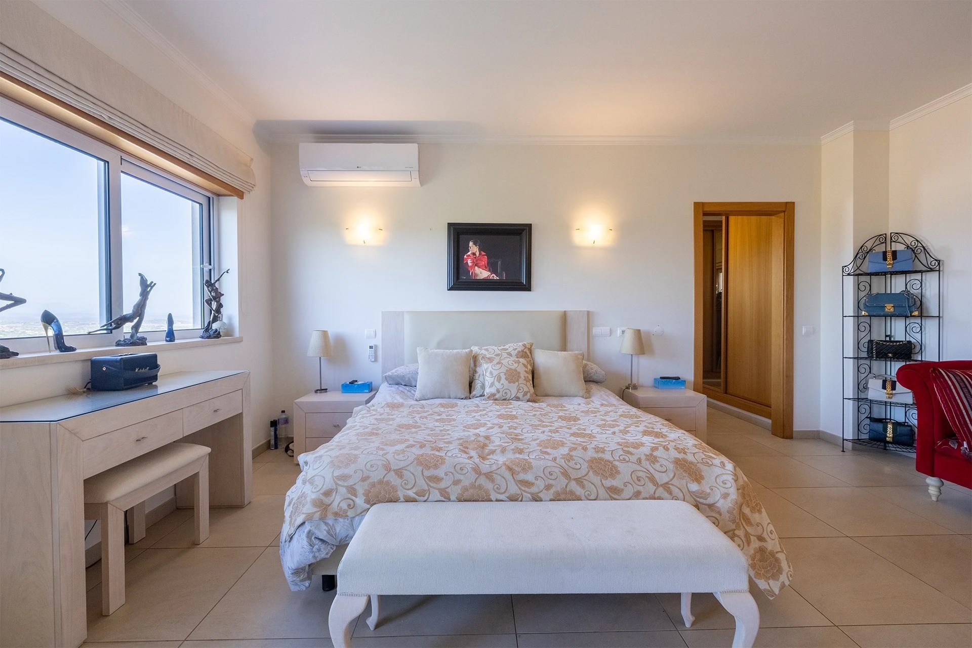 T5 Villa with pool in Ferrel 5mn from beach and Lagos centre – SunnySteve 36 Bright, modern bedroom with a large bed, two bedside tables, and matching cream furniture; window view to the left shows outdoors.
