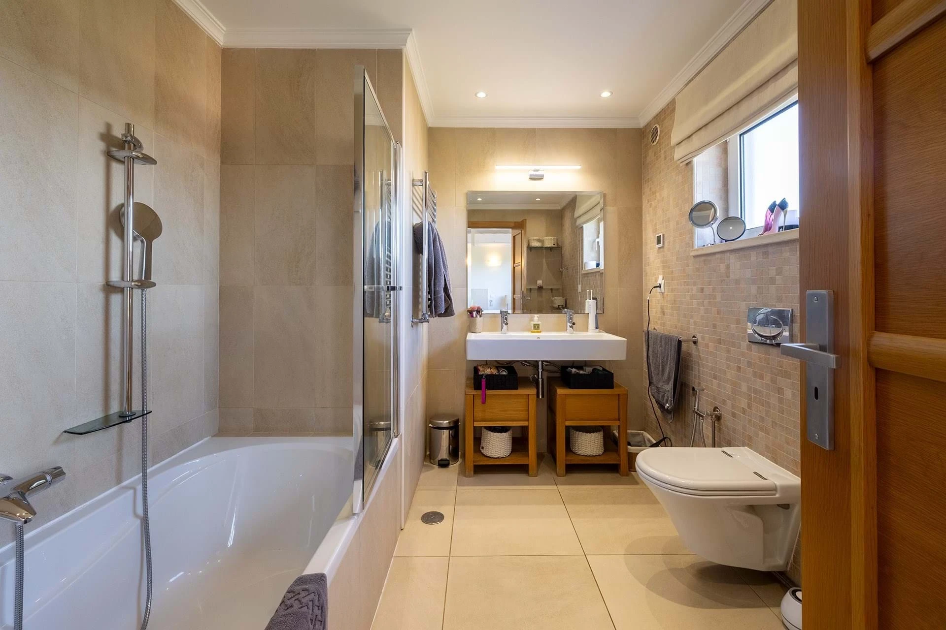 T5 Villa with pool in Ferrel 5mn from beach and Lagos centre – SunnySteve 37 Modern beige-tiled bathroom with a glass-front shower, white bathtub, and wall mirror above a double sink area