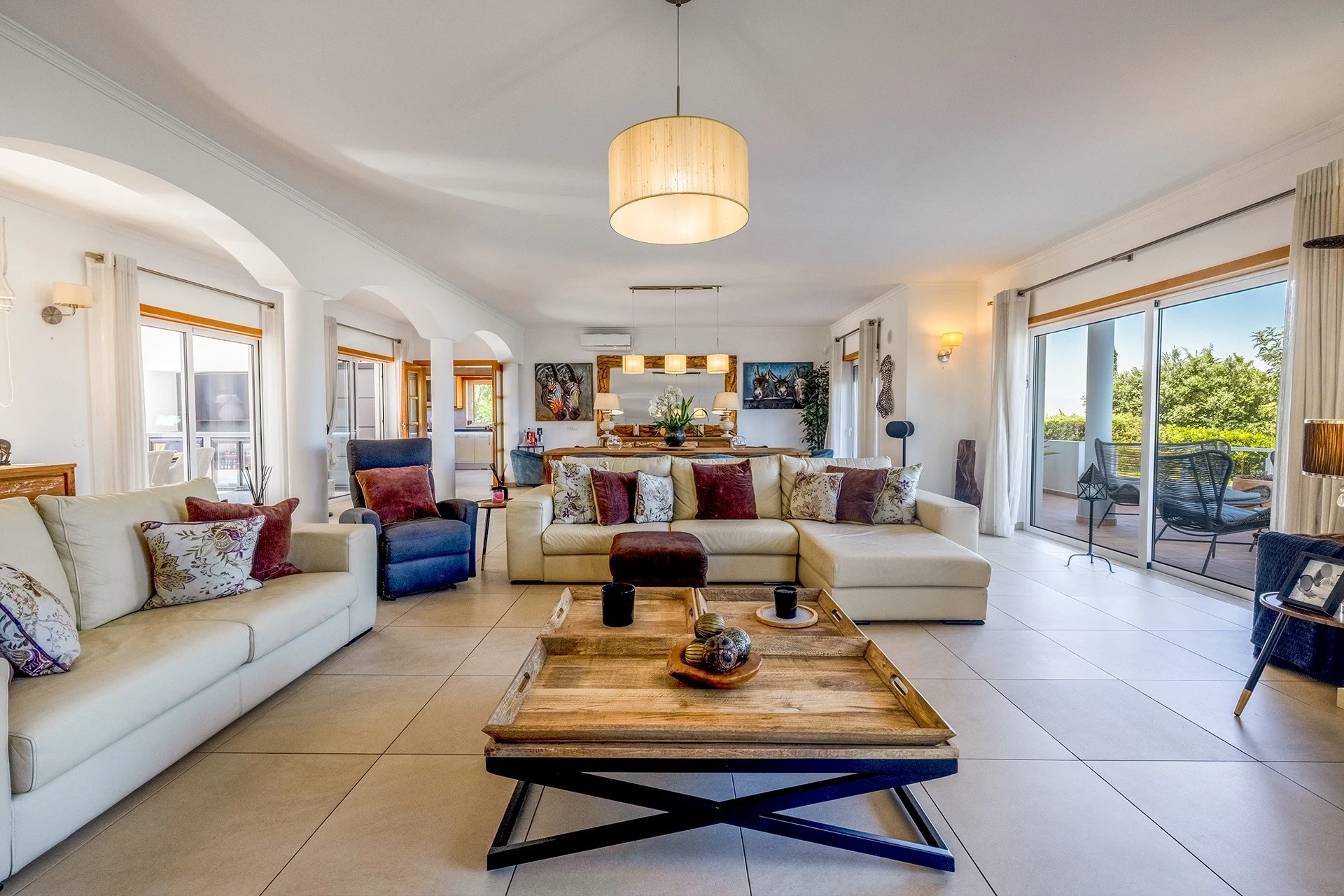 T5 Villa with pool in Ferrel 5mn from beach and Lagos centre – SunnySteve 6 Spacious living room with white sofas, a wooden coffee table, and sliding glass doors to a sunny balcony.