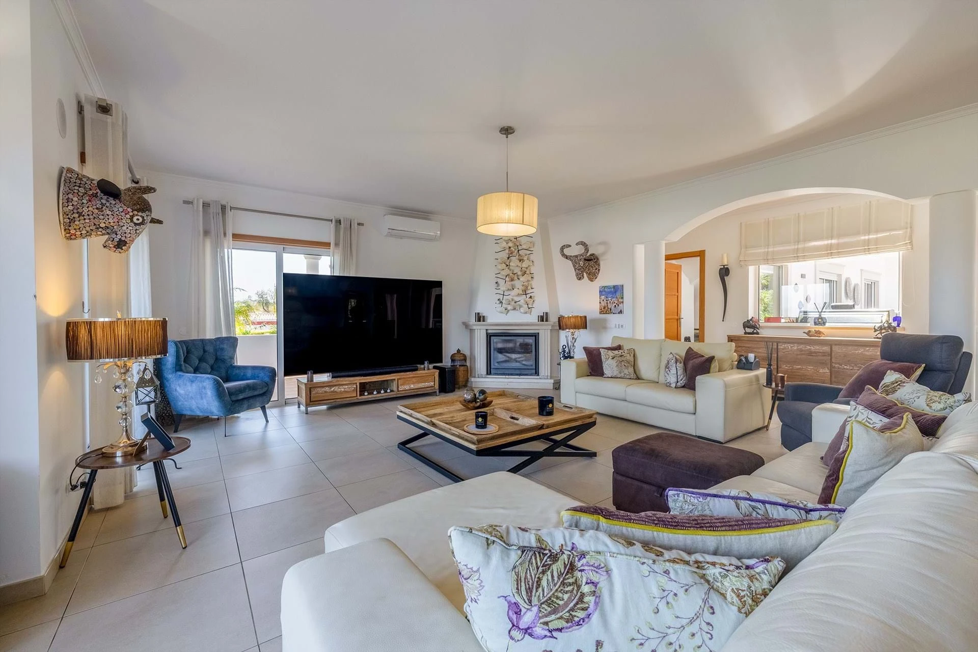 T5 Villa with pool in Ferrel 5mn from beach and Lagos centre – SunnySteve 7 Bright living room with white sofas, a large flat-screen TV, a wood coffee table, and a fireplace.