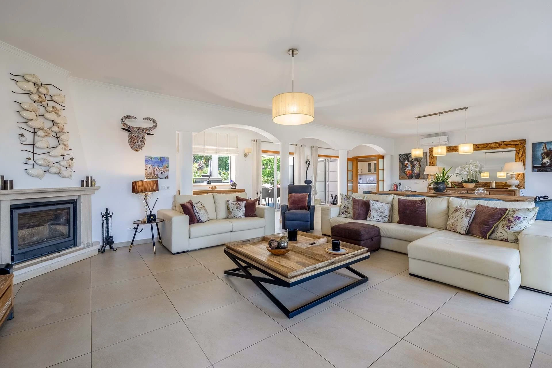 T5 Villa with pool in Ferrel 5mn from beach and Lagos centre – SunnySteve 9 Bright open-concept living room with white sofas, a fireplace, and a wooden coffee table on a light tiled floor.