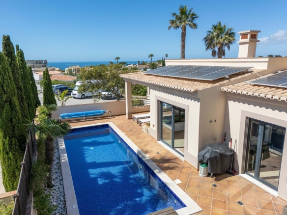 Modern 4 bedroom villa with sea view and pool in Luz