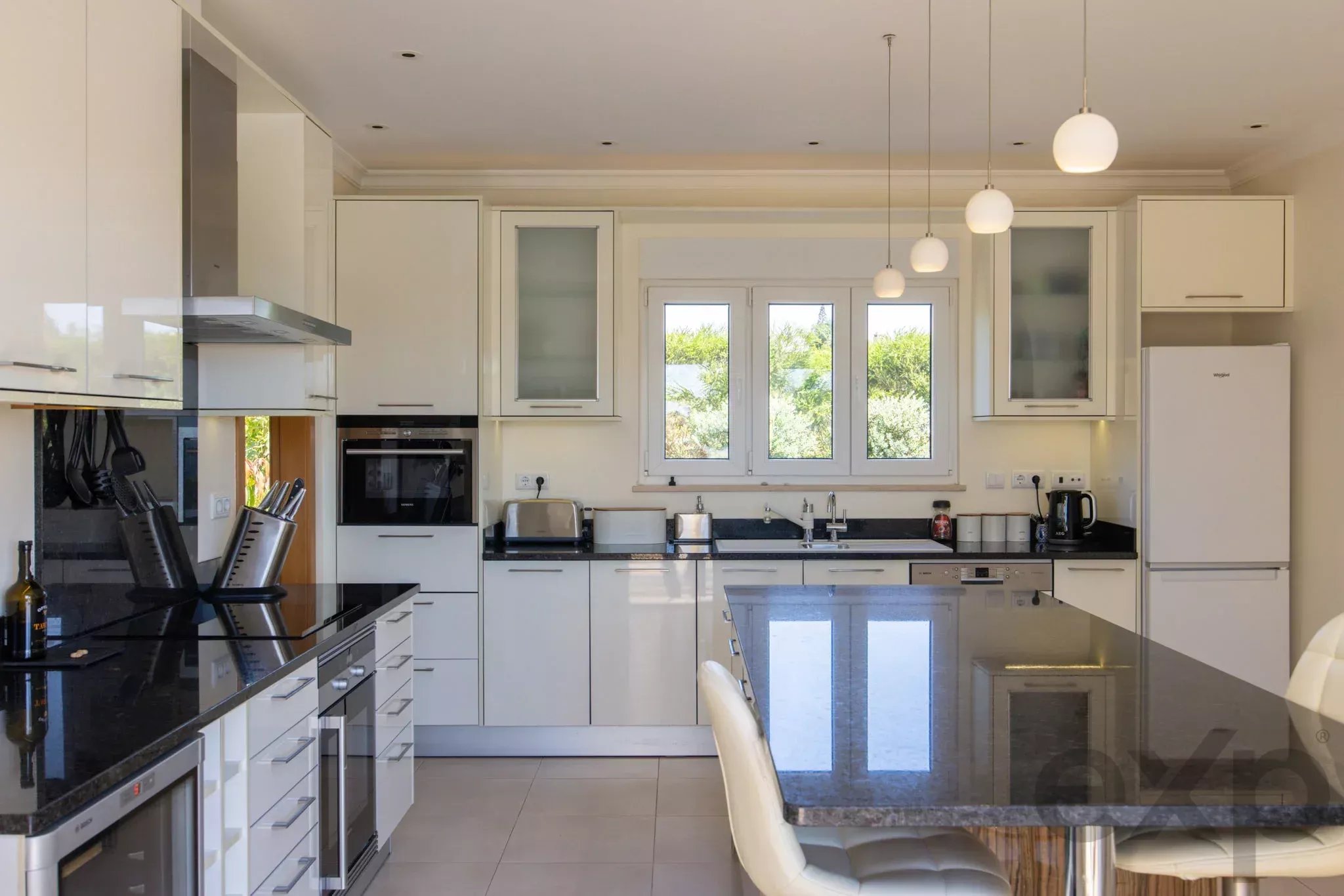 Sea-View Family Villa with Salt-Water Pool, Montinhos da Luz