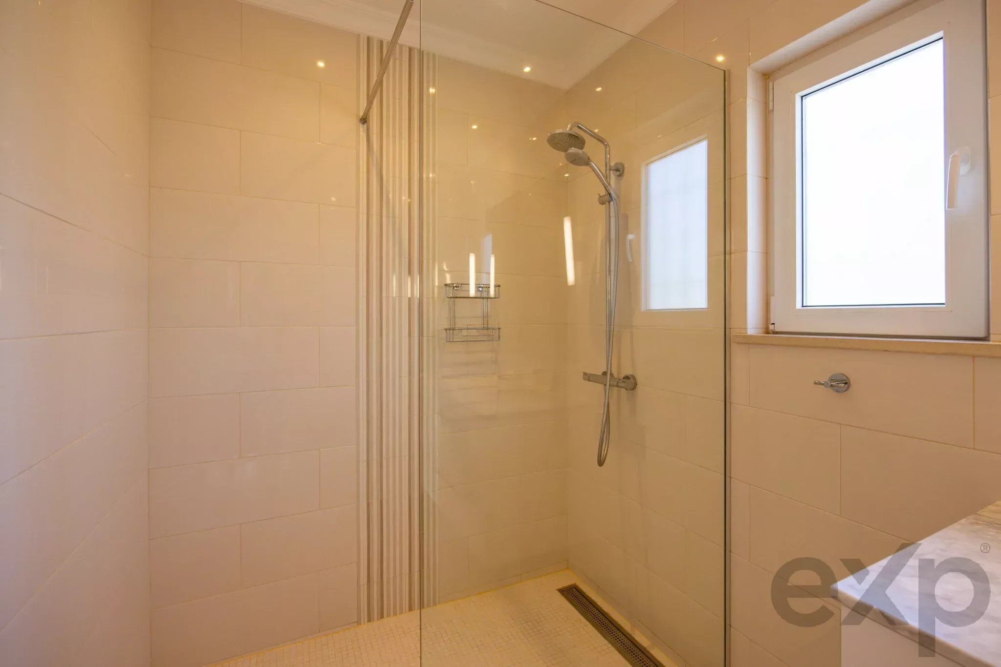 Sea-View Family Villa with Salt-Water Pool, Montinhos da Luz