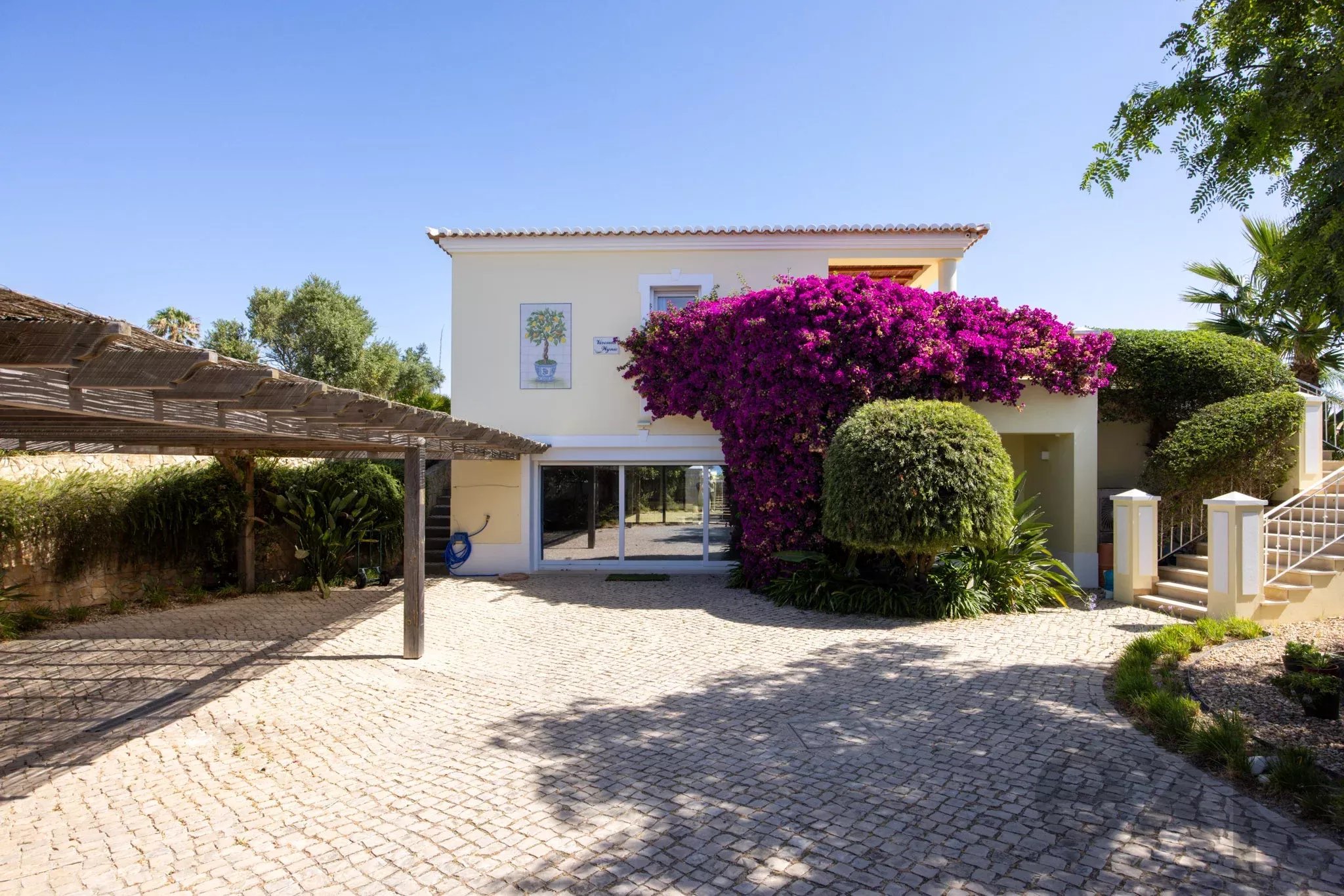 Sea-View Family Villa with Salt-Water Pool, Montinhos da Luz