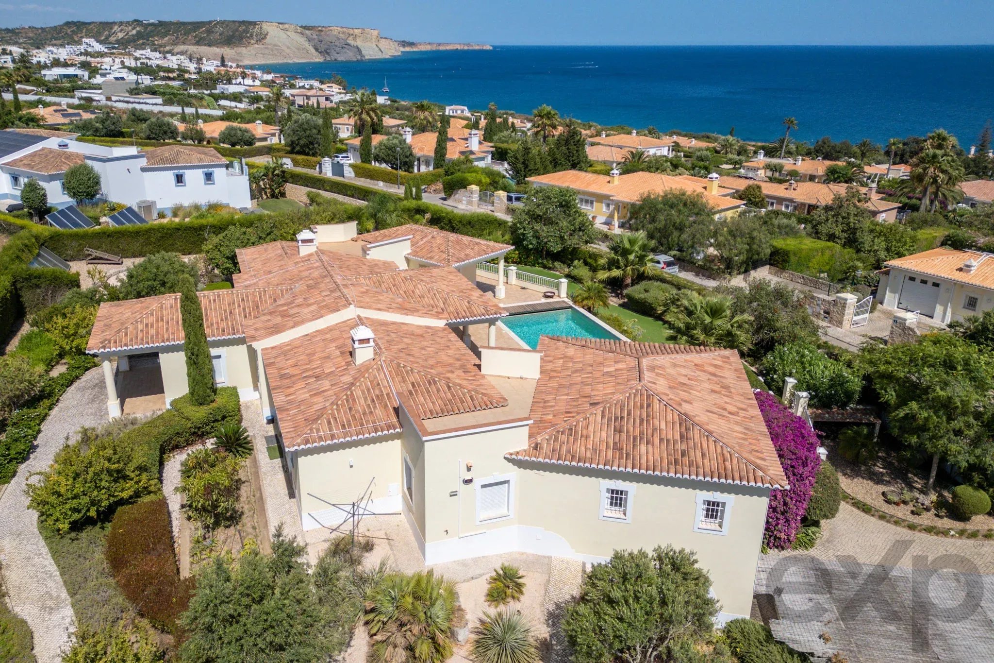 Sea-View Family Villa with Salt-Water Pool, Montinhos da Luz