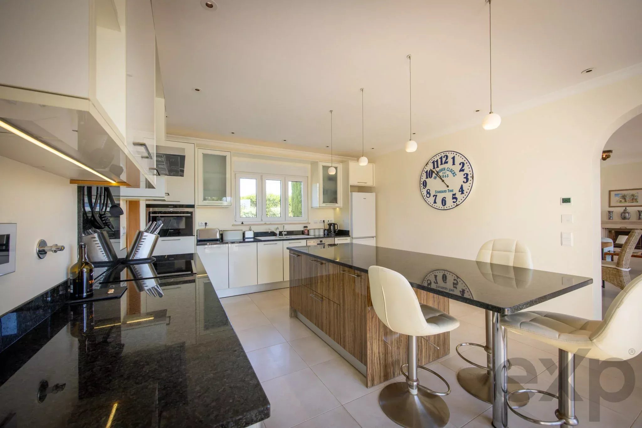 Sea-View Family Villa with Salt-Water Pool, Montinhos da Luz