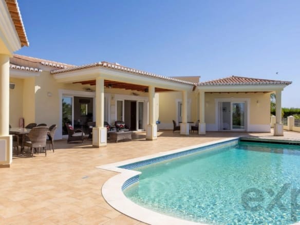 Montinhos da Luz Villa, Heated Salt-Water Pool, Sea Views, Walk to Beach