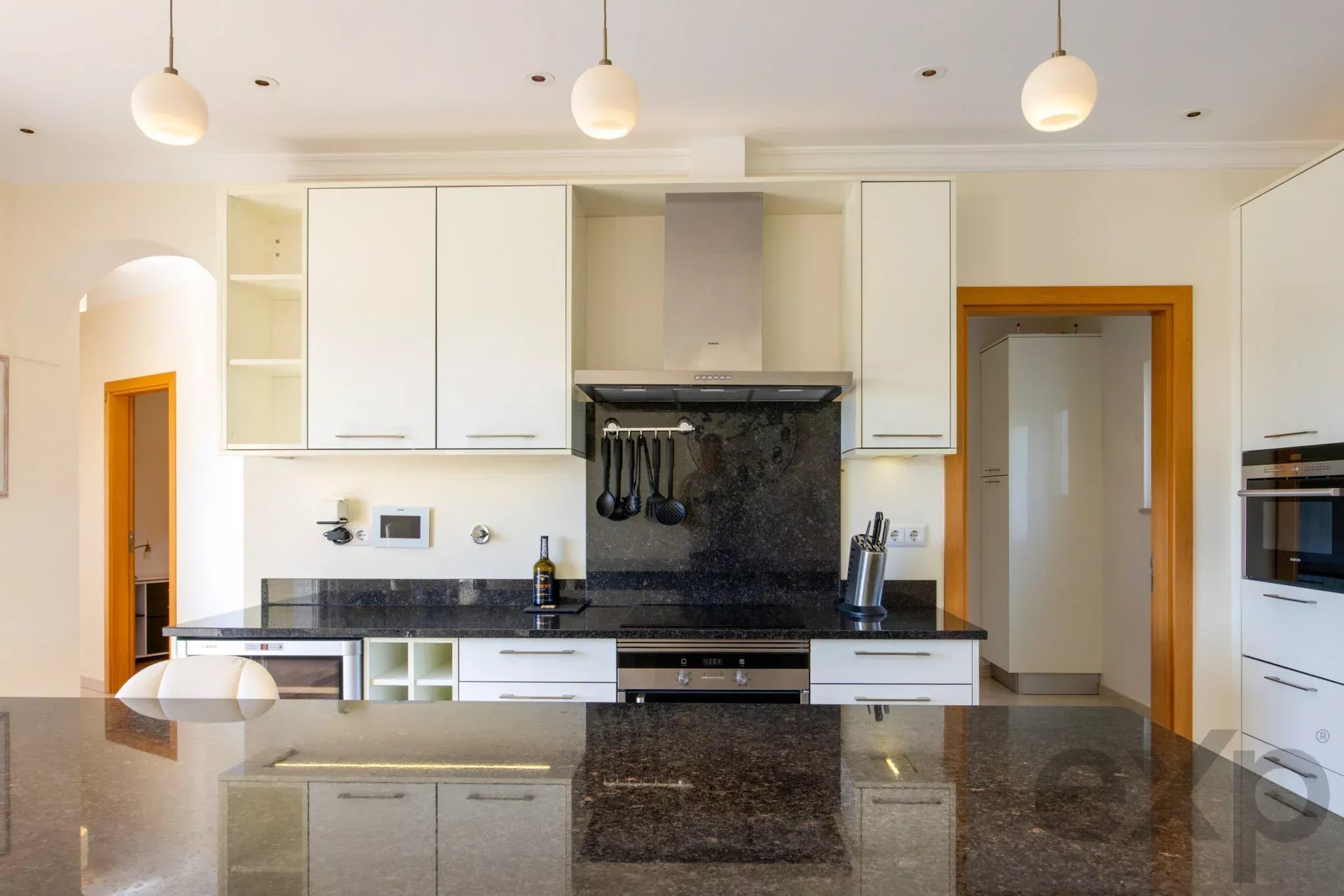 Sea-View Family Villa with Salt-Water Pool, Montinhos da Luz