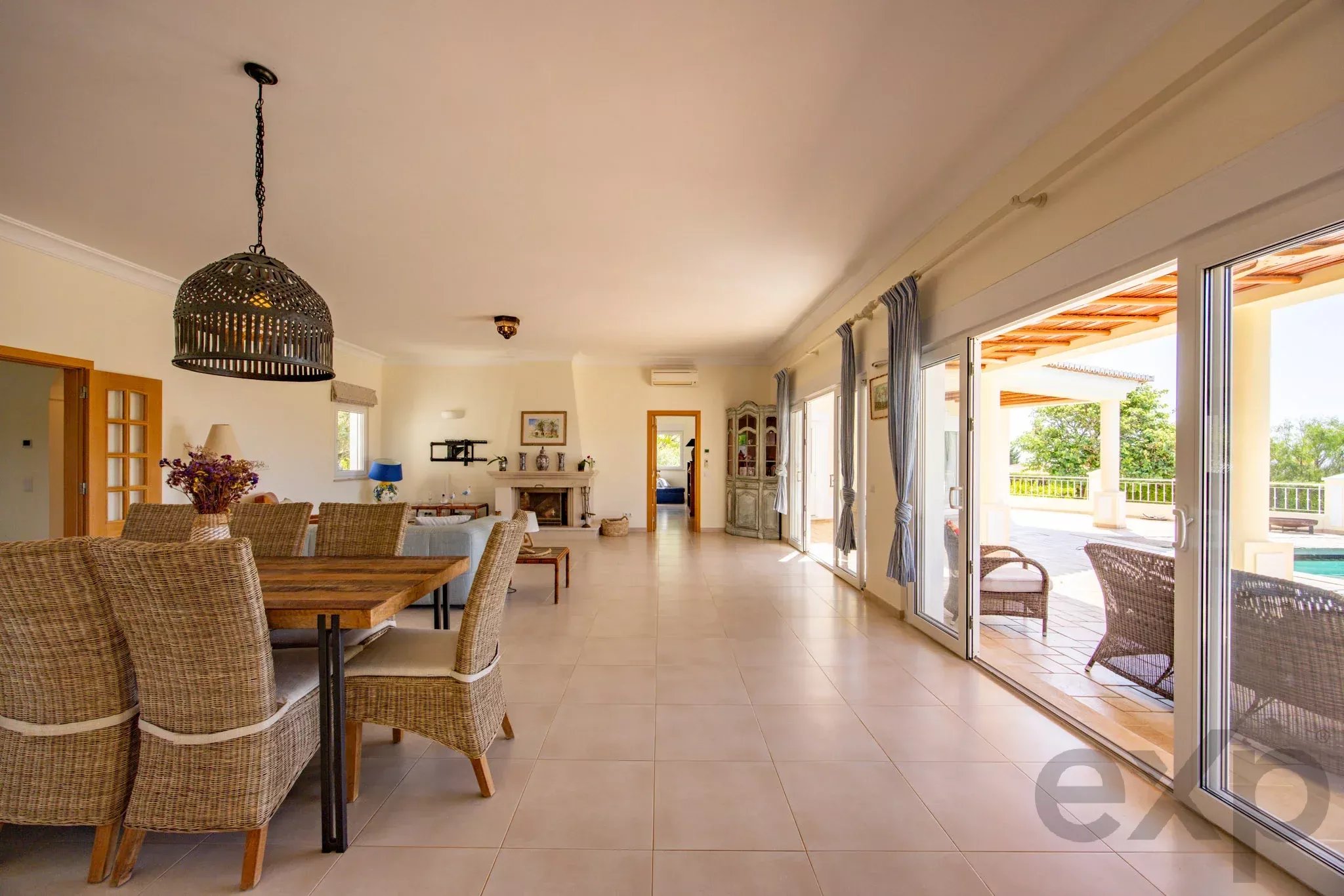 Sea-View Family Villa with Salt-Water Pool, Montinhos da Luz