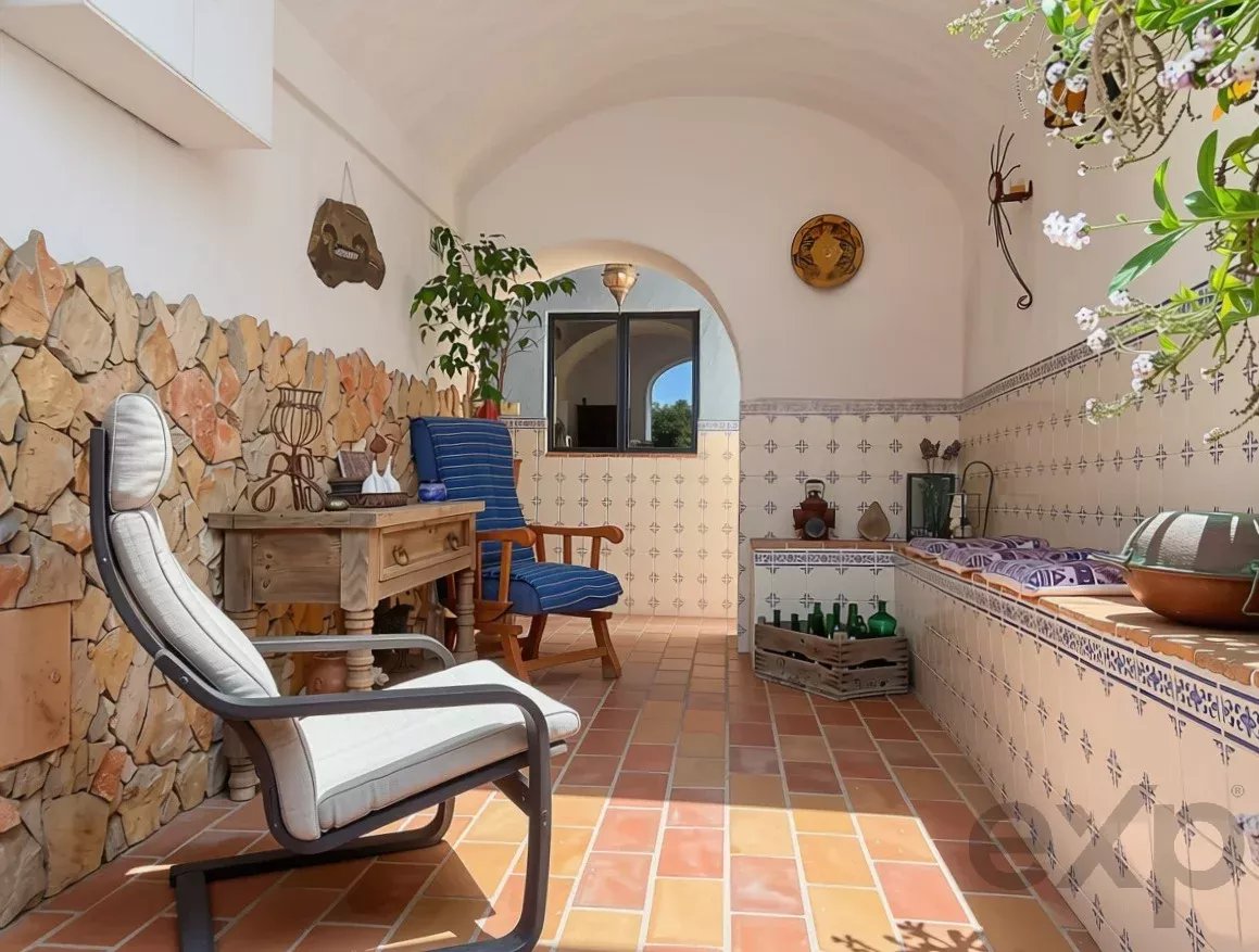 Exclusive property with five independent units and investment potential
