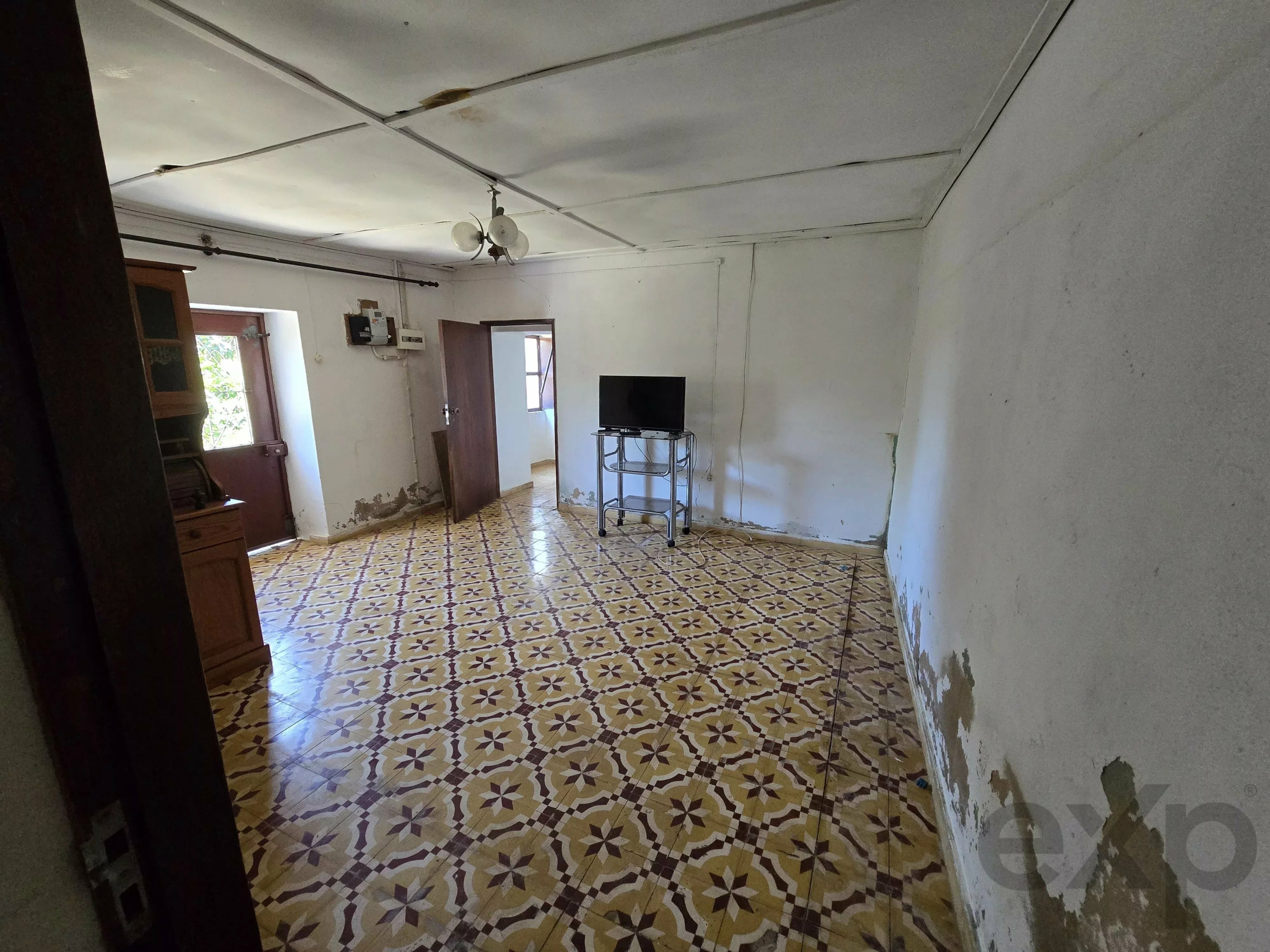 6 room Farmhouse with 1.5 hectares of land and sea view