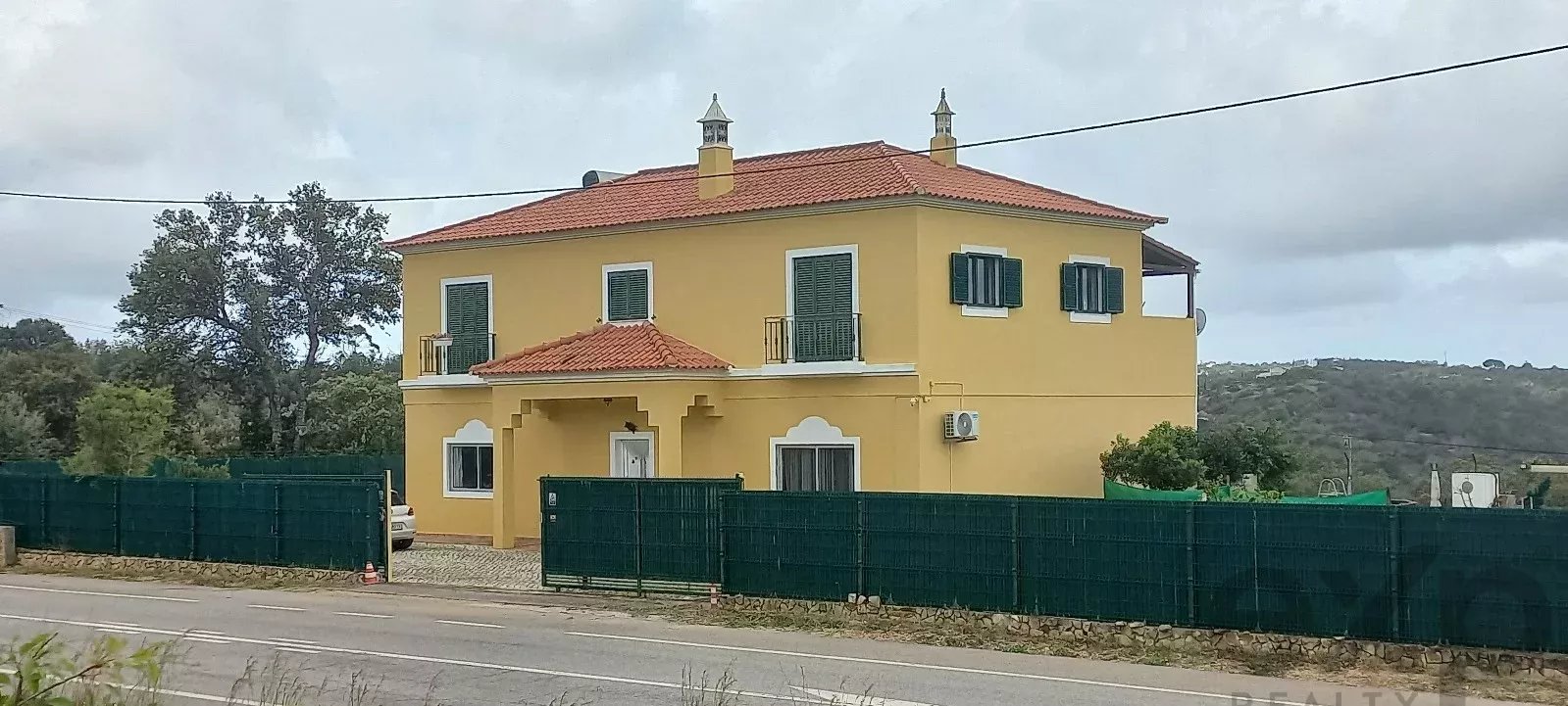 Mixed-use property with 150 m² commercial space, self-contained 2-bedroom apartment and 2,600 m² plot — 3 km from Loulé, Algarve