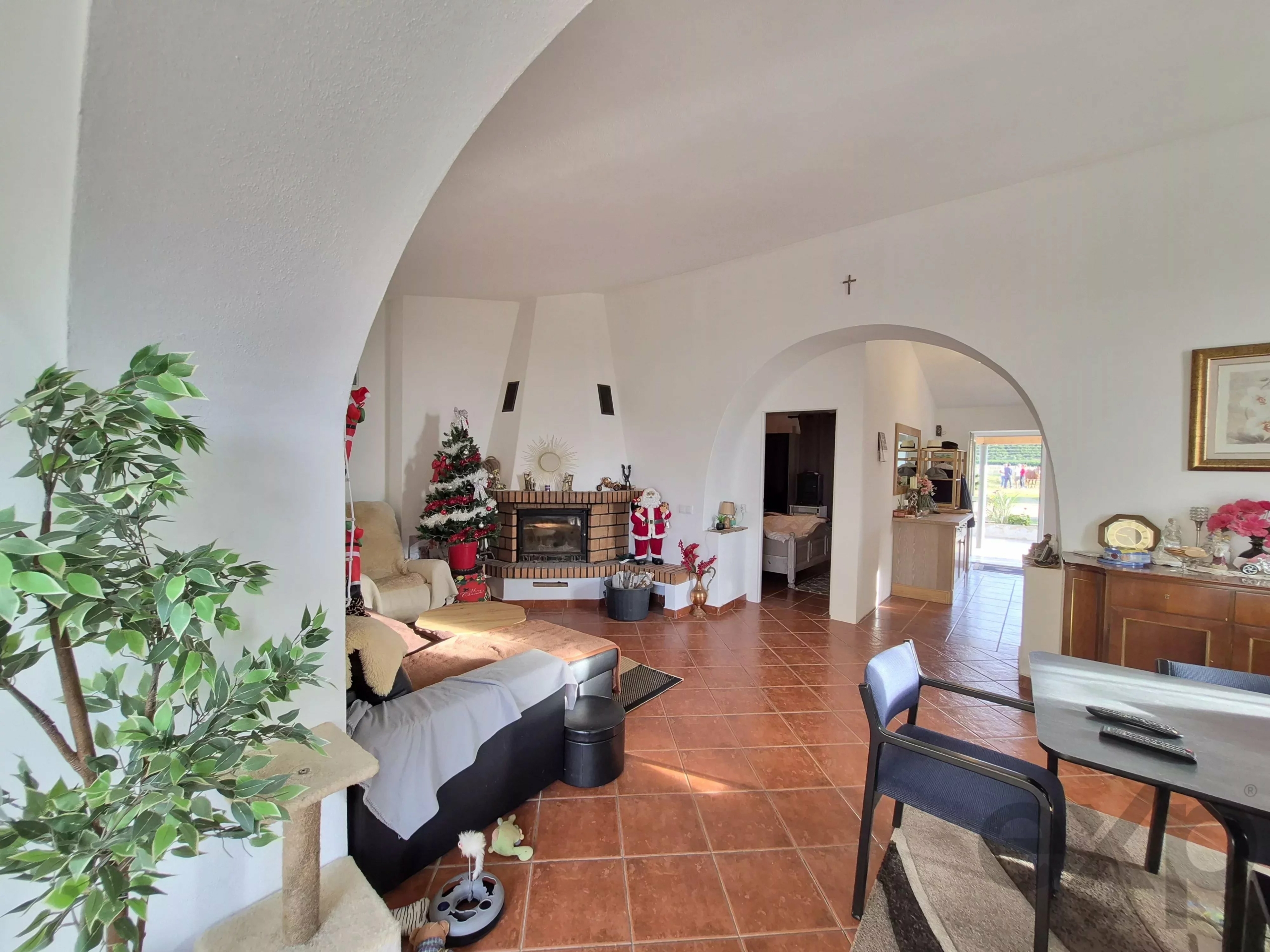 Renovated farmhouse ideally located in the middle of nature.