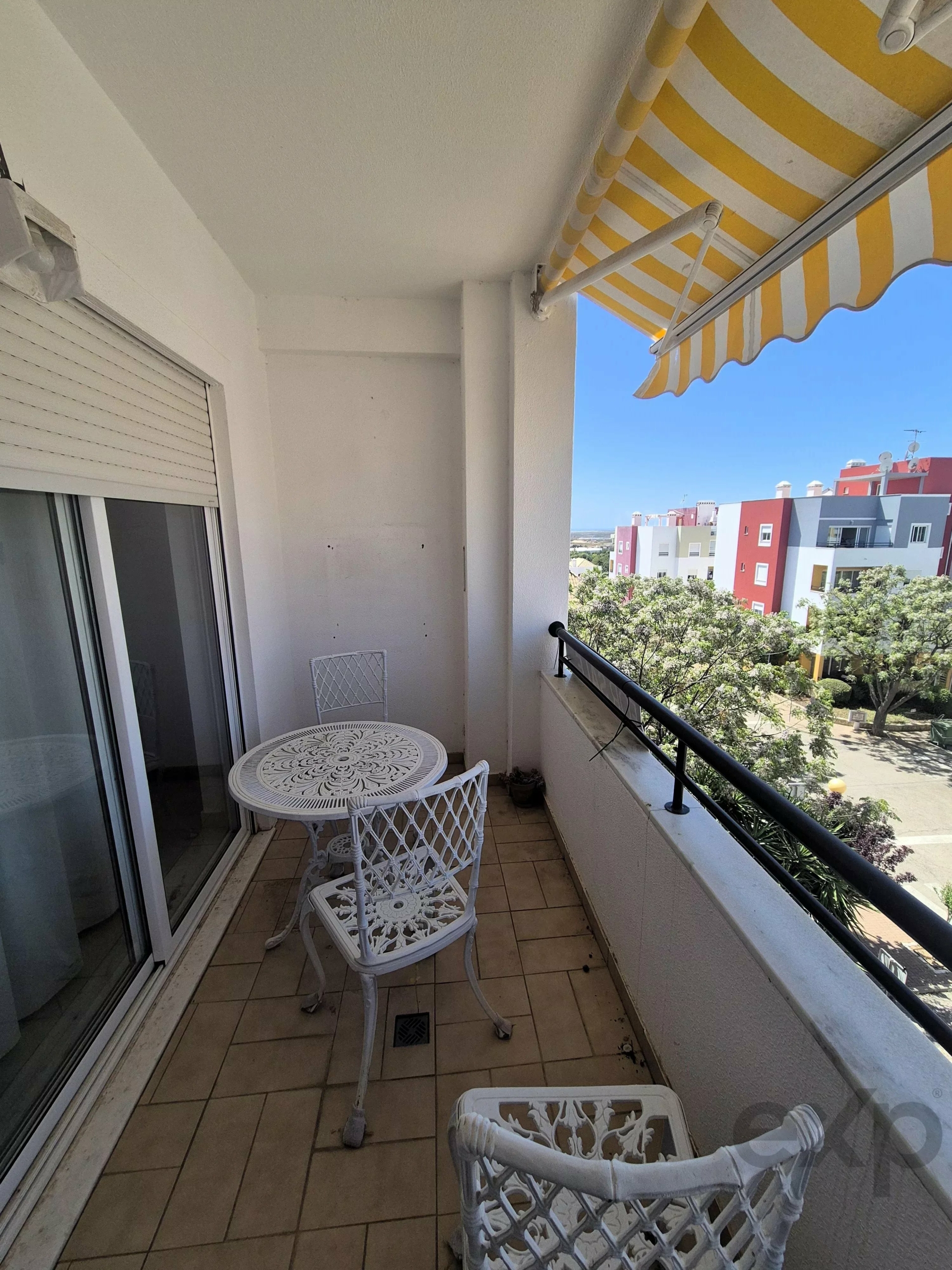 Apartamento T1 Exclusivo em Tavira: Último Piso com Terraço Privativo e Vista Mar e Cidade