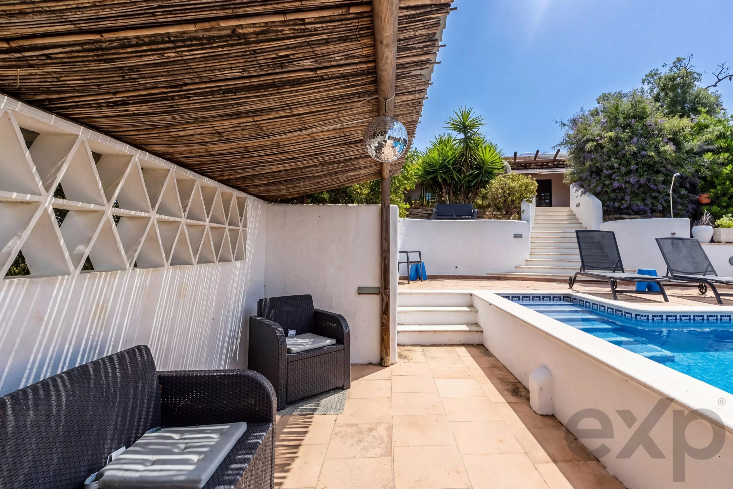 Beautiful Family Home with Equestrian Facilities Set in 2.3 hectares