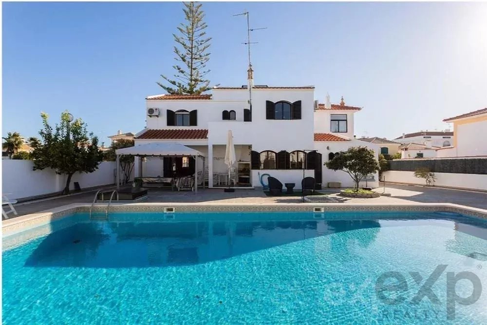 Moradia independente T5 com grande piscina em Altura, Tavira, Portugal