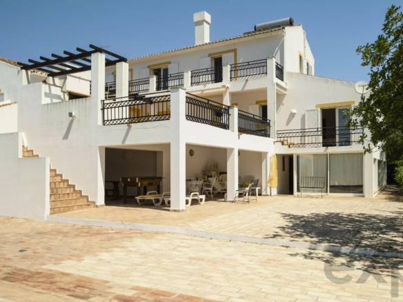 Country house with stunning views over the countryside and sea in the Algarve