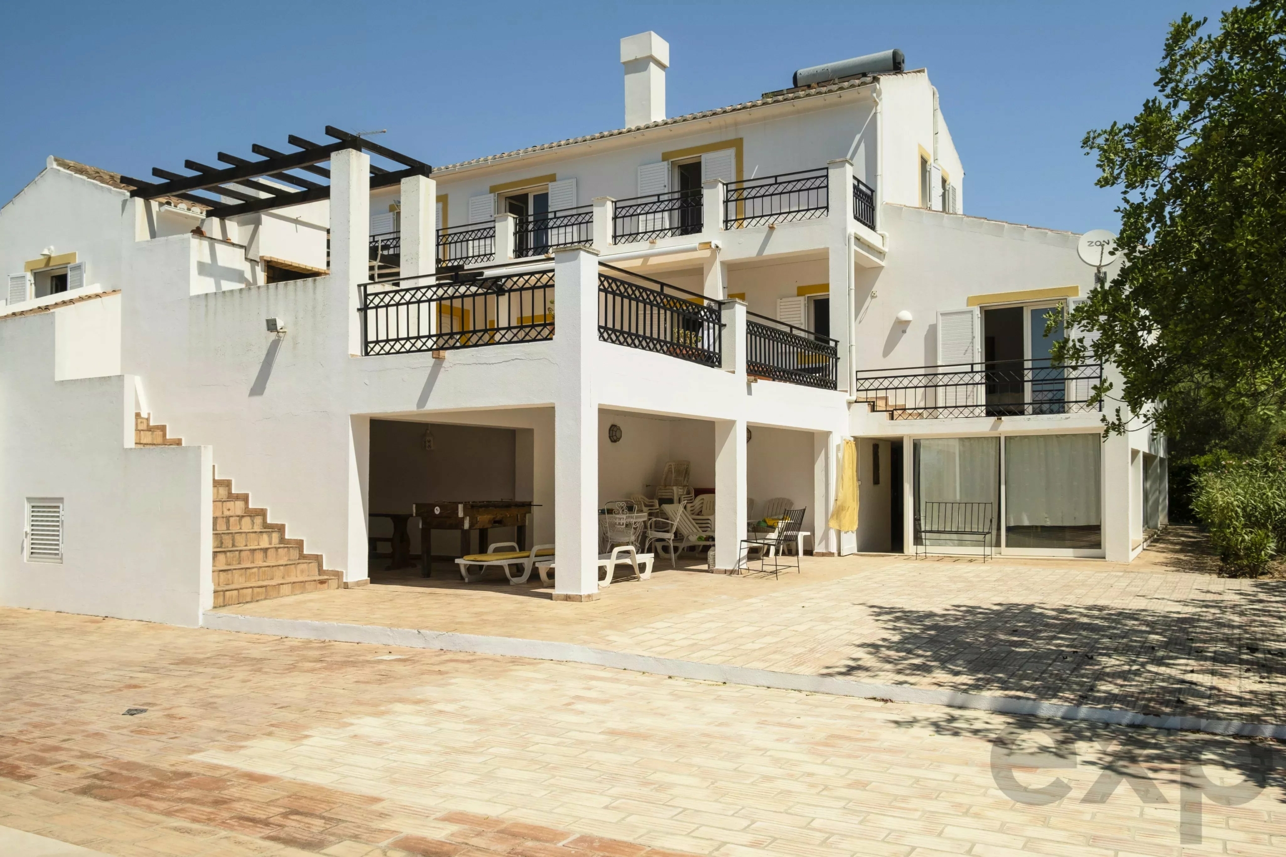 Country house with stunning views over the countryside and sea in the Algarve