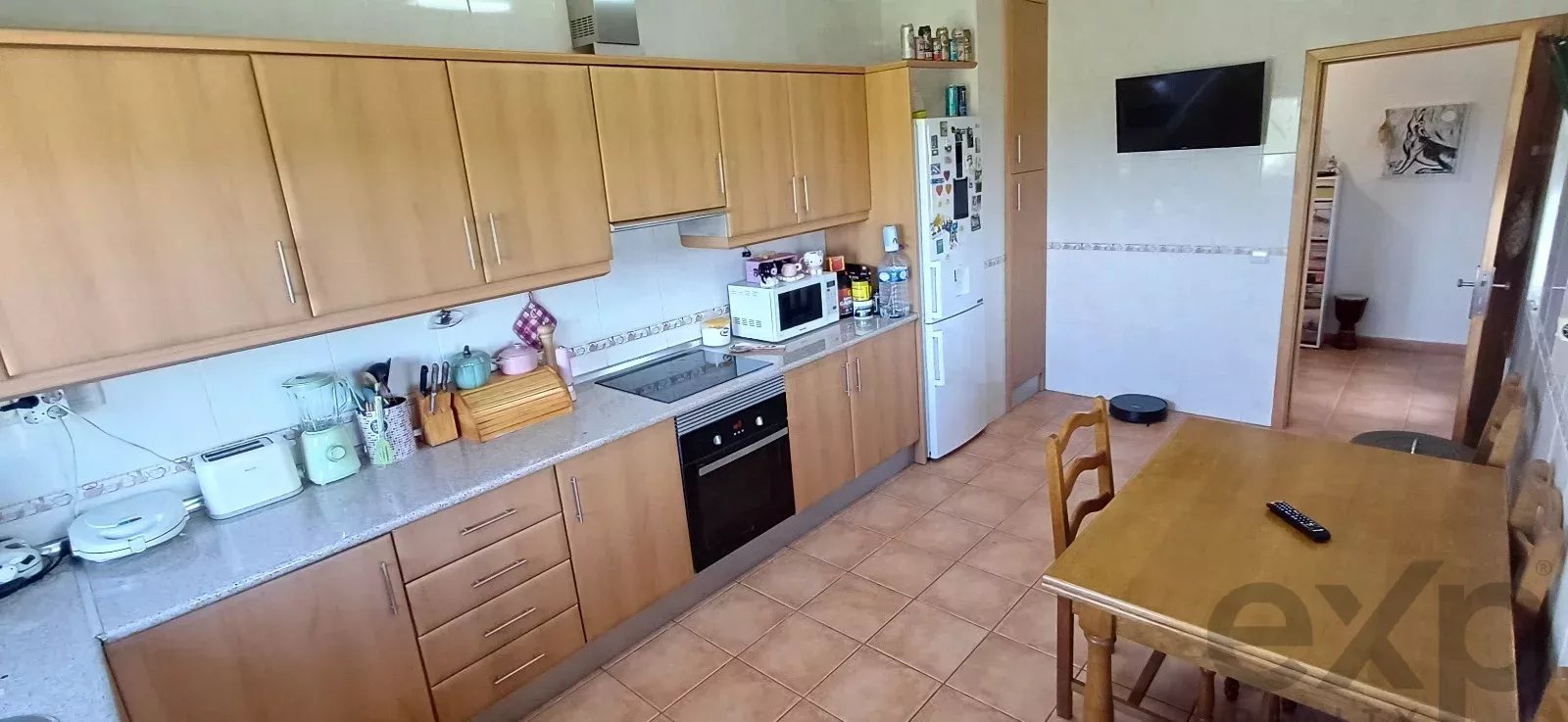 Mixed-use property with 150 m² commercial space, self-contained 2-bedroom apartment and 2,600 m² plot — 3 km from Loulé, Algarve
