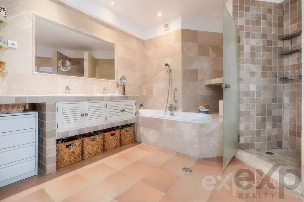 Magnificent property with pool and sea view