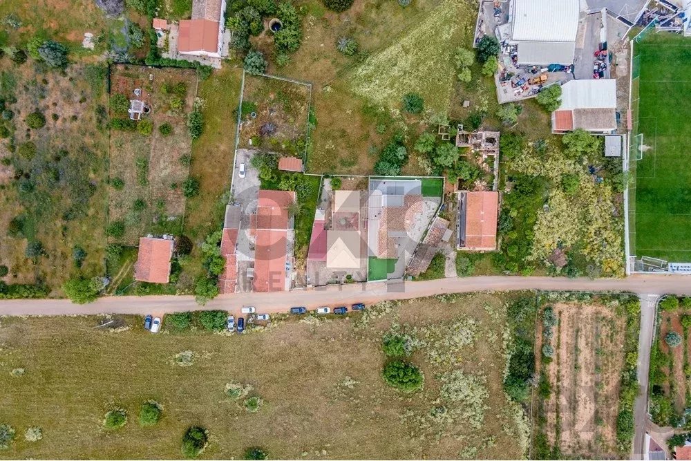 “Moradia isolada de 3 quartos com jardim, estacionamento coberto, vista para o campo, perto da N125 e comércio.”